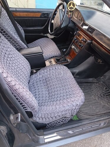 Mercedes E 250 1993, 200,000 km - 2.5 l - Astara