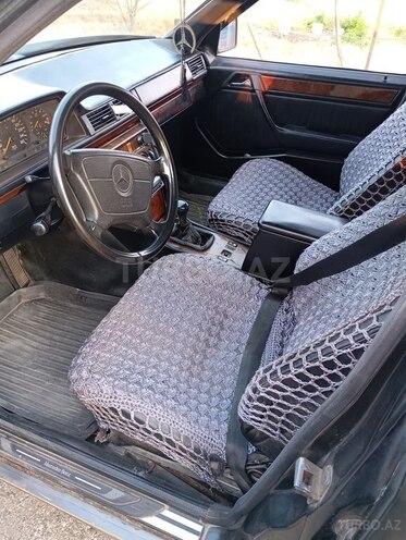 Mercedes E 250 1993, 200,000 km - 2.5 l - Astara