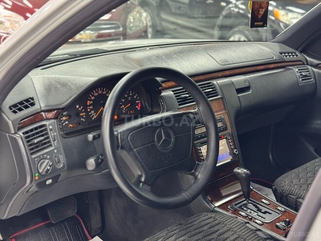 Mercedes E 200-10