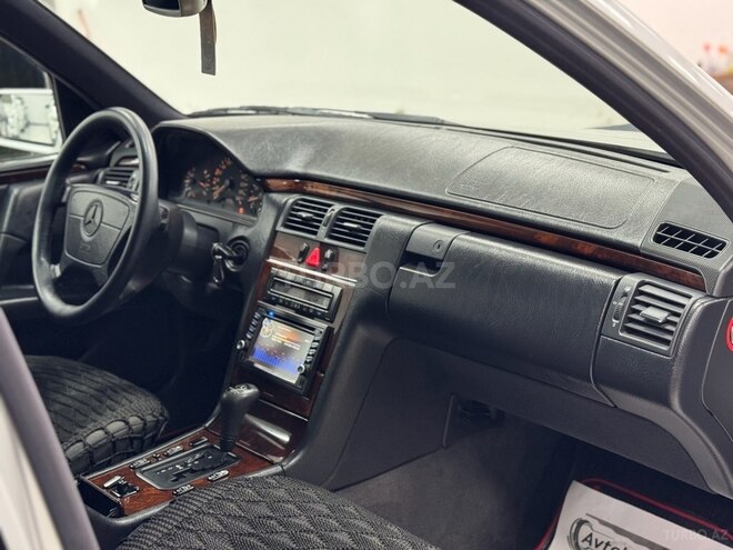 Mercedes E 200-11