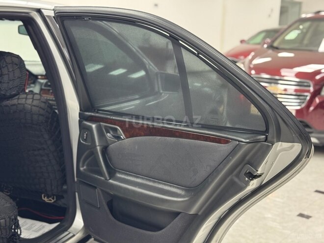 Mercedes E 200-19