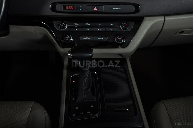 Kia Carnival-16
