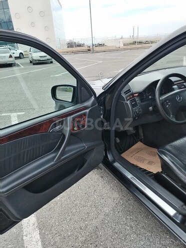 Mercedes E 240 2000, 390,000 km - 2.6 l - Qəbələ