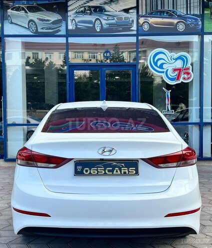 Hyundai Elantra-12