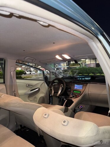 Toyota Prius-8