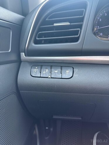 Hyundai Elantra-13