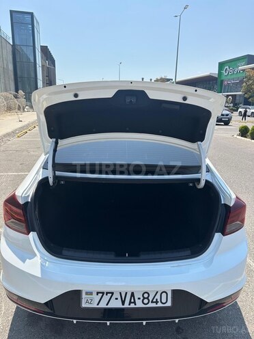 Hyundai Elantra-11