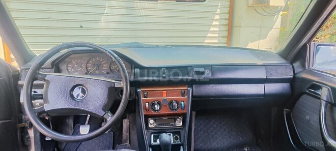 Mercedes E 200 1989, 260,000 km - 2.0 l - Sumqayıt