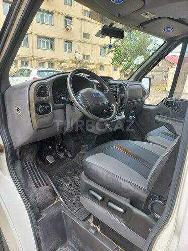 Ford Transit-9
