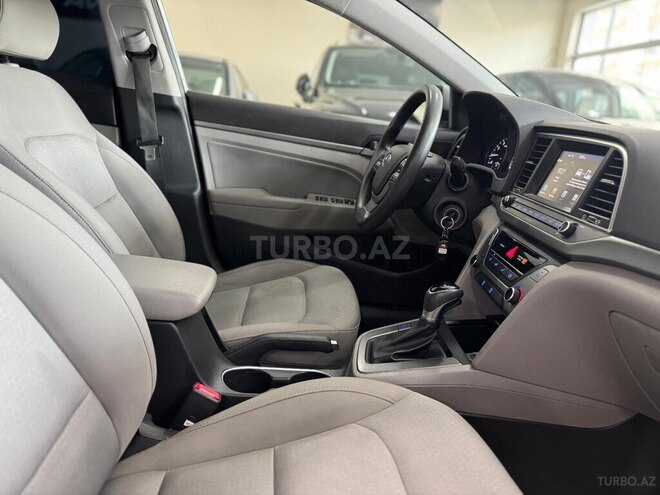 Hyundai Elantra-8