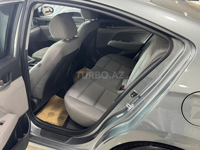 Hyundai Elantra-13