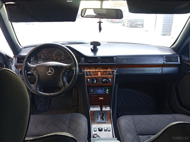 Mercedes E 220 1995, 228,000 km - 2.2 l - Bakı