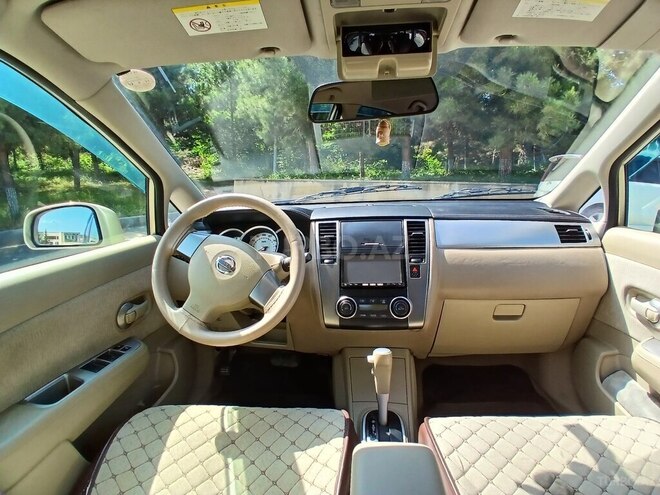 Nissan Tiida-10