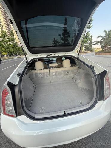 Toyota Prius-12