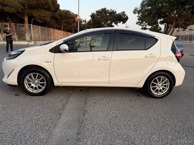 Toyota Aqua-4