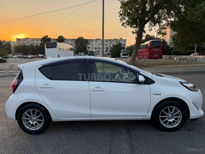 Toyota Aqua-5