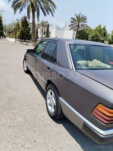 Mercedes E 250 1990, 238,190 km - 2.5 l - Astara