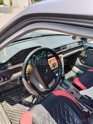 Mercedes E 250 1990, 238,190 km - 2.5 l - Astara