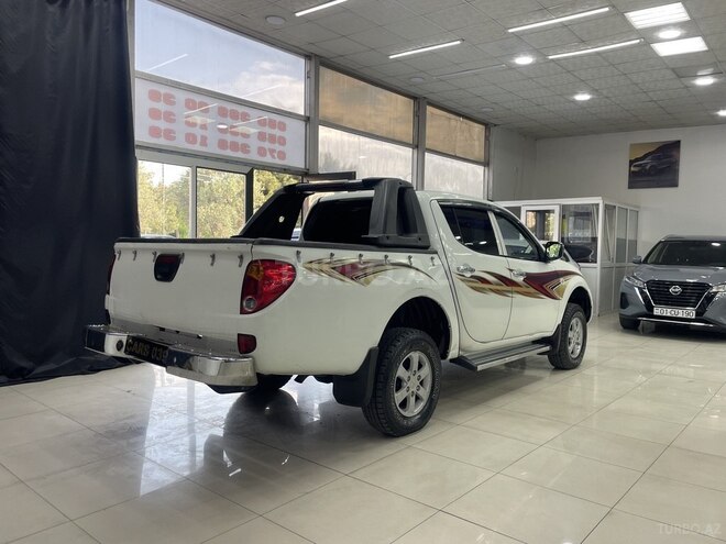 Mitsubishi L200-10
