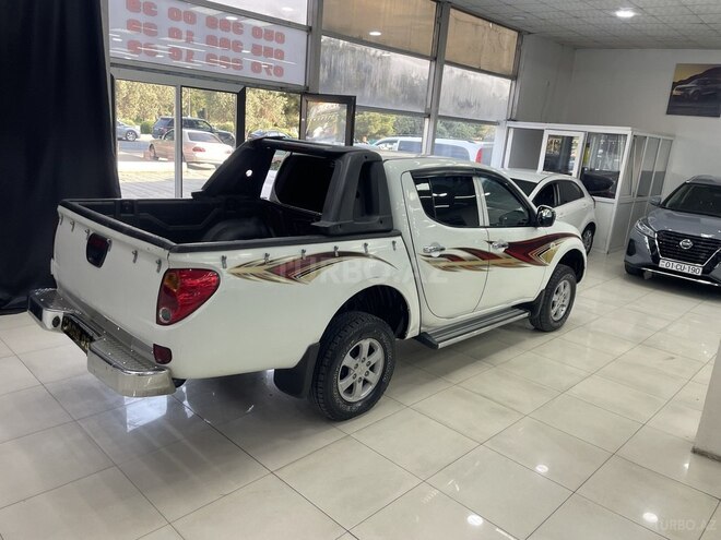 Mitsubishi L200-11