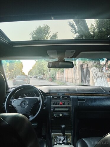 Mercedes E 240 1998, 300,000 km - 2.4 l - Saatlı