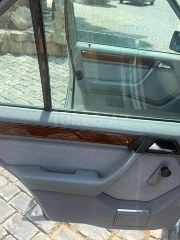 Mercedes E 220 1995, 334,800 km - 2.2 l - Bakı