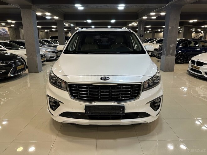 Kia Carnival-1
