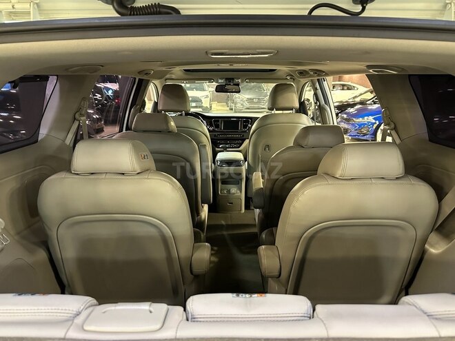 Kia Carnival-16