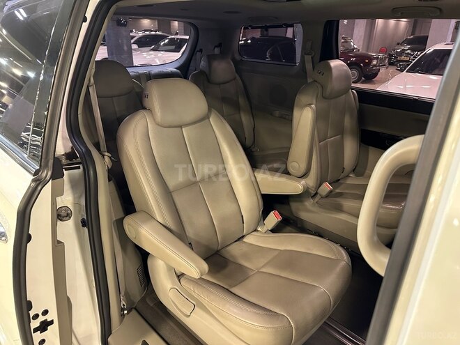 Kia Carnival-13