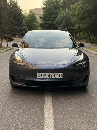 Tesla Model 3-1