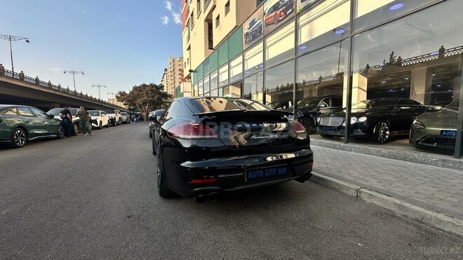 Porsche Panamera 4S-5