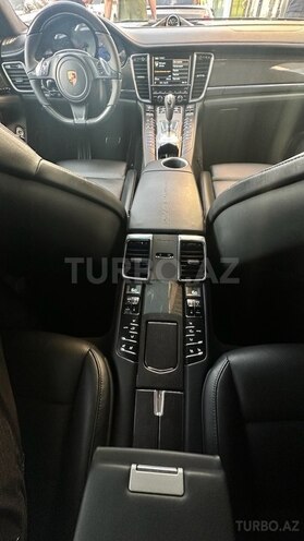 Porsche Panamera 4S-9
