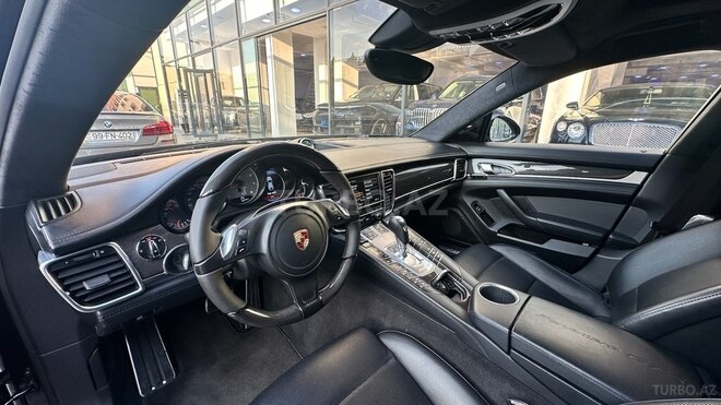 Porsche Panamera 4S-6