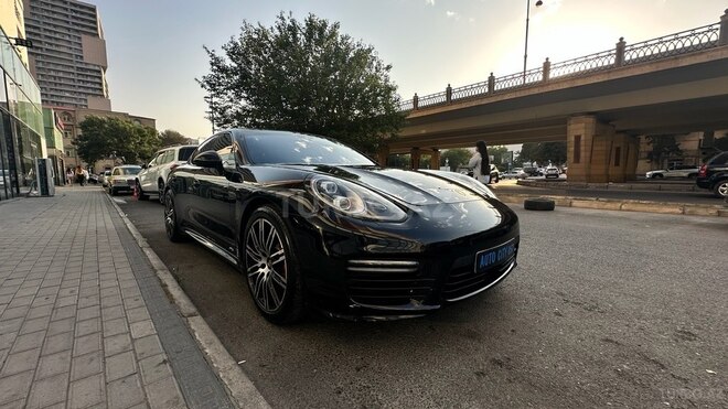 Porsche Panamera 4S-3