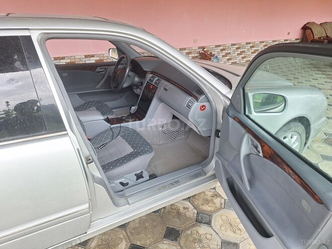 Mercedes E 270 2001, 398,642 km - 2.7 l - Bakı