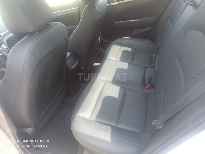 Hyundai Elantra-15