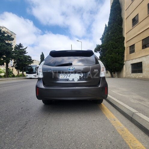 Toyota Prius V-6