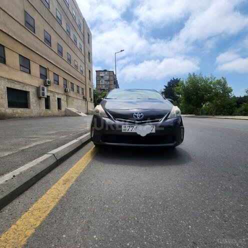 Toyota Prius V-1