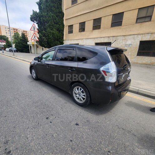 Toyota Prius V-4