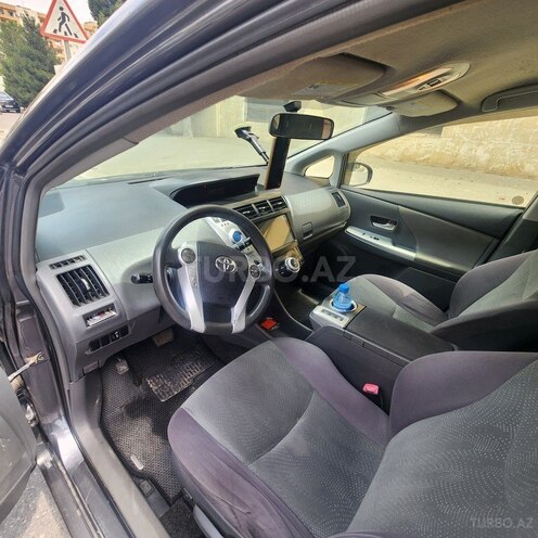 Toyota Prius V-3