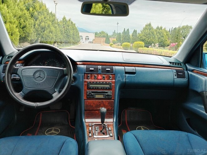 Mercedes E 240 1998, 280,000 km - 2.4 l - Göygöl
