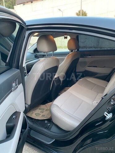 Hyundai Elantra-12