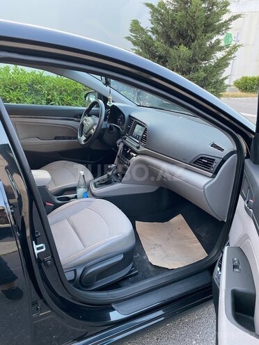 Hyundai Elantra-11