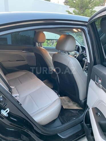Hyundai Elantra-13