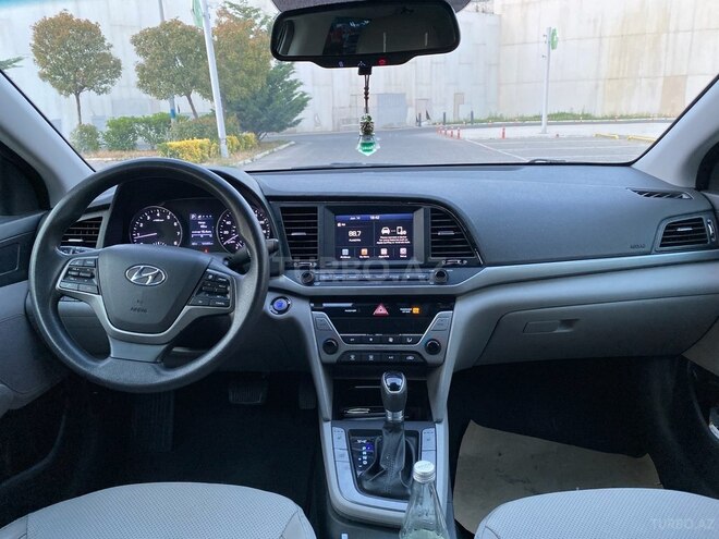 Hyundai Elantra-14