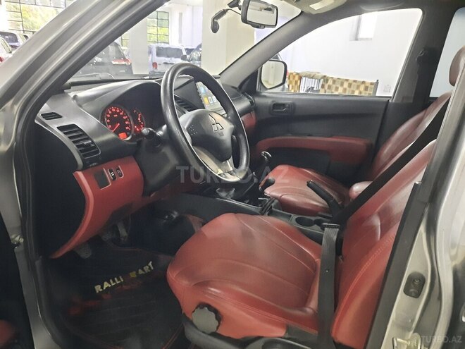 Mitsubishi L200-17