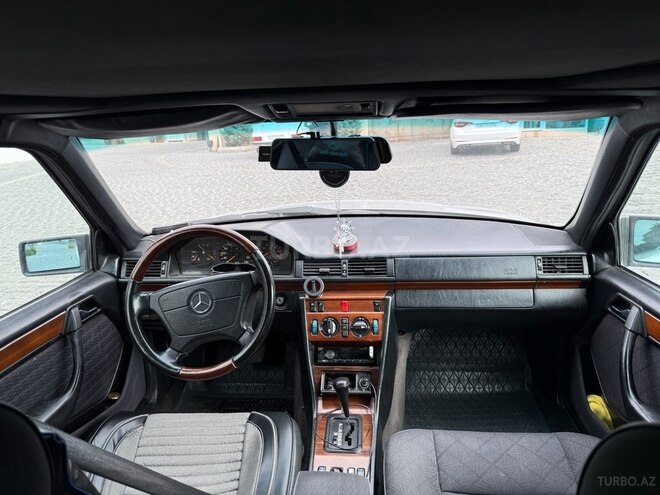 Mercedes E 220 1995, 330,235 km - 2.2 l - Bakı