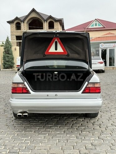 Mercedes E 220 1995, 330,235 km - 2.2 l - Bakı