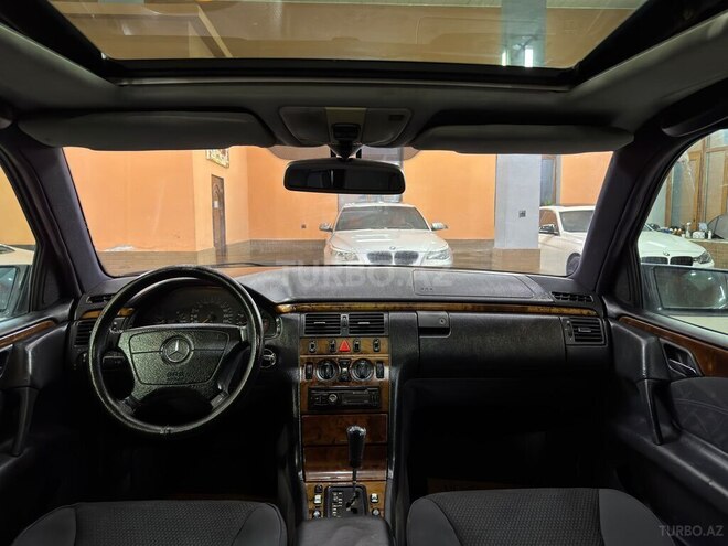 Mercedes E 240-13