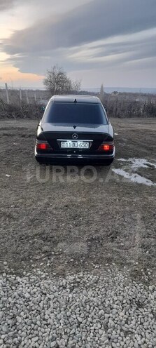 Mercedes E 200 1995, 700,000 km - 2.0 l - Qusar
